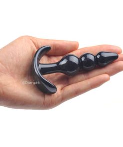 T-Shape Butt Plug Black o a female hand.